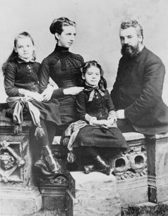 464px-Alexander_Graham_Bell_and_family