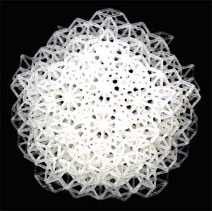 Şekil 3. Kabloların bükülme yerlerinde ışığın daha verimli yönlendirilmesi için geliştirilmiş bir kristalimsi (Fotoğraf: Paul Steinhardt, Kaynak: Princeton Weekly Bulletin)